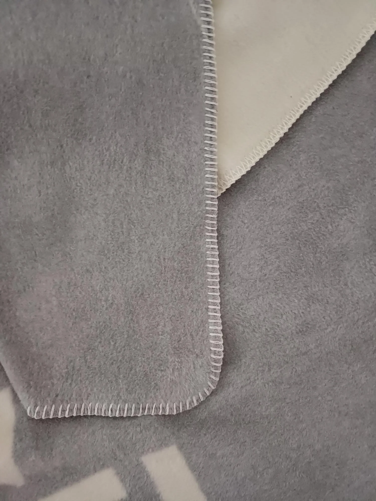 Kuscheldecke Linien grau-beige - Image 4
